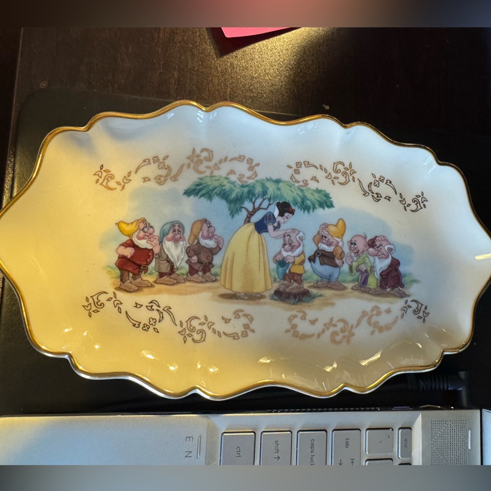 Lenox White, Gold and Multicolor Snow White & 7 Dwarfs tray 10 inches